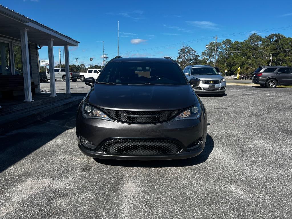 2018 Chrysler Pacifica Touring L photo 3