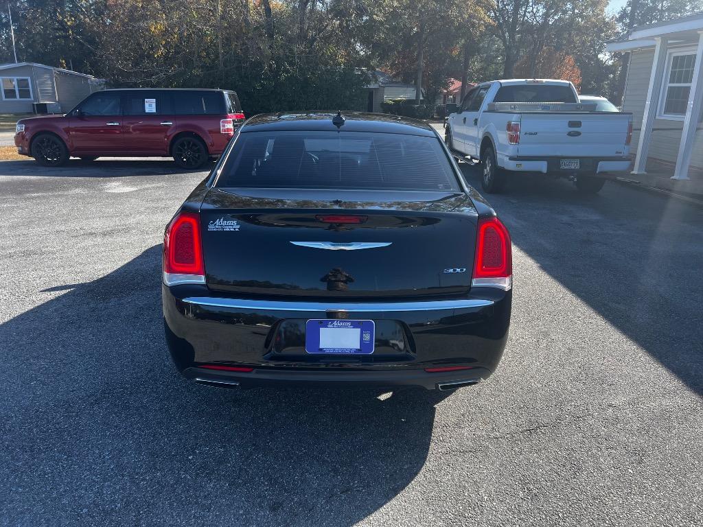 2018 Chrysler 300 Touring photo 7