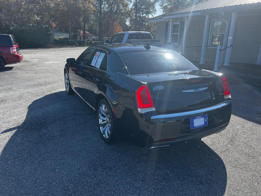 2018 Chrysler 300 Touring photo 8