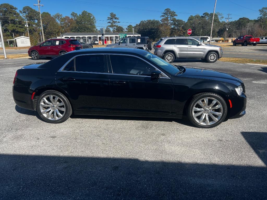 2018 Chrysler 300 Touring photo 5