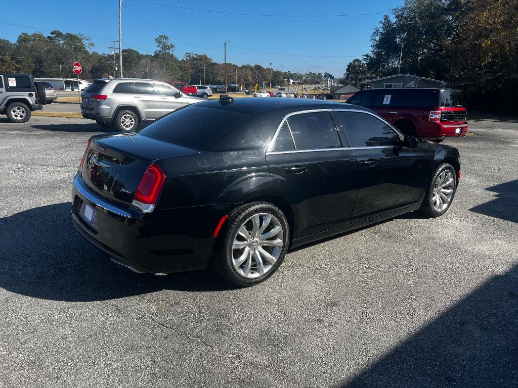 2018 Chrysler 300 Touring photo 6