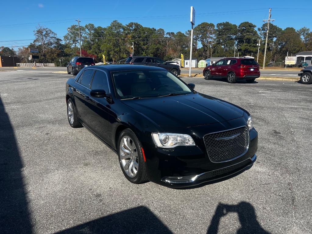 2018 Chrysler 300 Touring photo 4