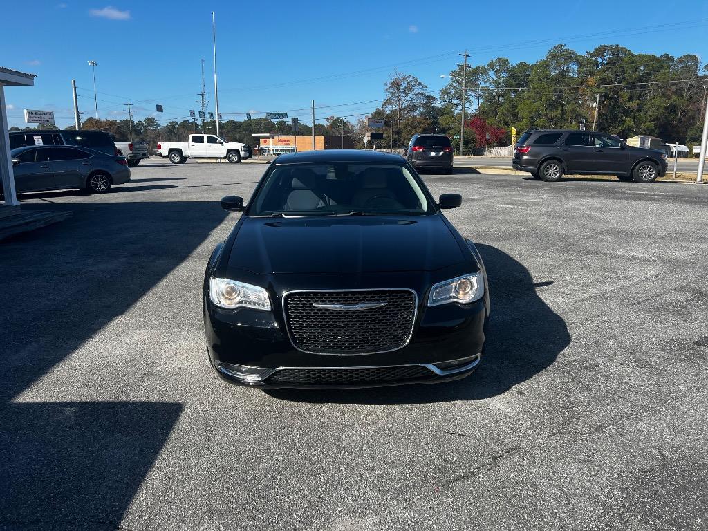 2018 Chrysler 300 Touring photo 3